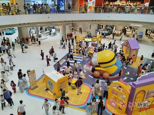 端午开业当天，人头攒动的南昌大悦城商场/摄影 钟剑桥