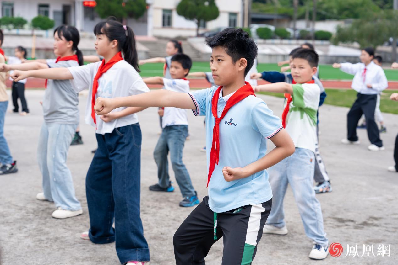 一招一式,拳脚生风处,少年目光如炬
