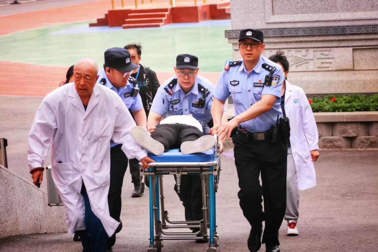 （民警将急病考生送往医院）
