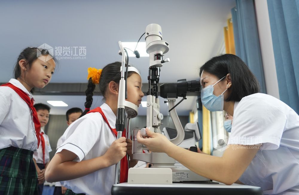 2025年6月5日,在江西省吉安市吉州区田侯路小学,眼科医生为学生检查视力。