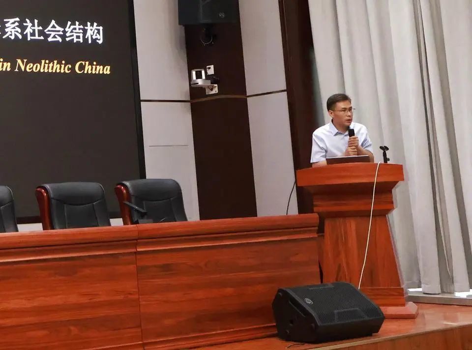 宁超在新闻发布会上介绍项目科研成果。