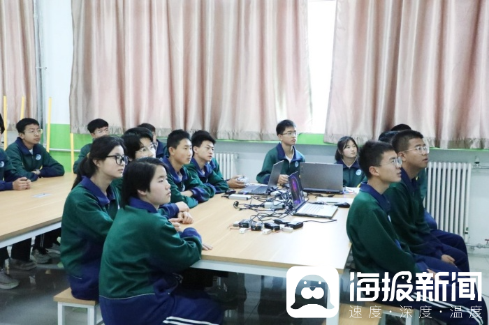 鲁青高中正在上课的学生