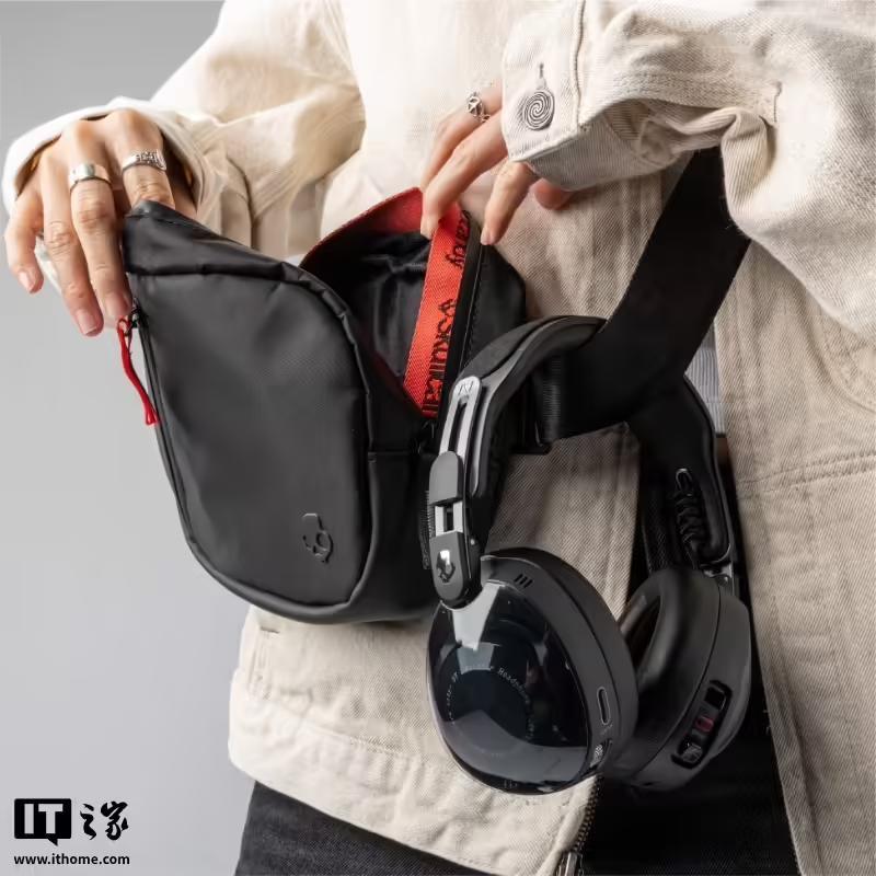The Skullcandy Aviator comes with a crossbody bag and not a carrying case. (Image source: Skullcandy)
