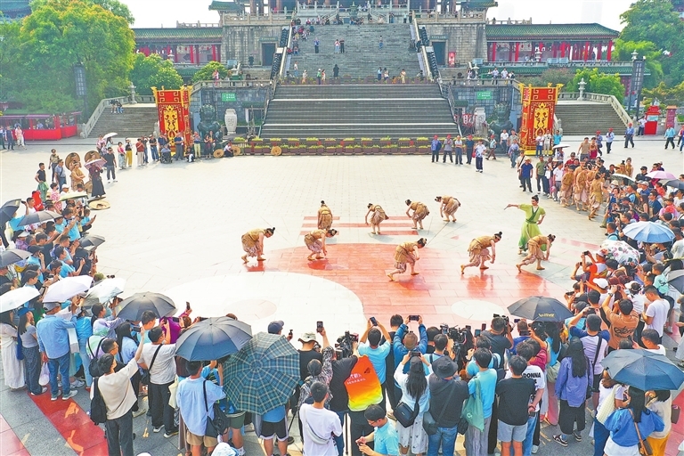 5月26日,舞剧《天工开物》的演员们来到南昌市滕王阁景区主广场,为游客带来一场精彩的快闪表演。