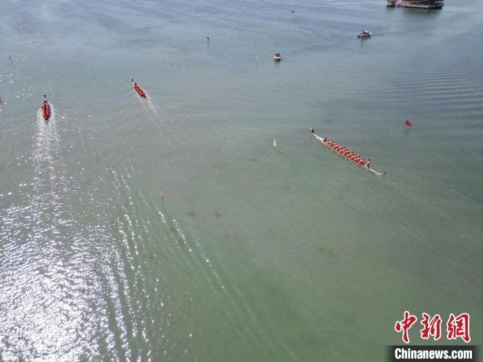 5月31日，2025年全国“我们的节日&middot;端午”主题文化活动在甘肃省张掖市高台县大湖湾崇文楼广场启幕。作为全国六个主会场之一的高台县，“龙舟竞渡庆端午”是该县连续传承近20年的一项传统文化盛会。图为湖面上龙舟参赛队船身如离弦之箭。（无人机图片）戴文昌　摄