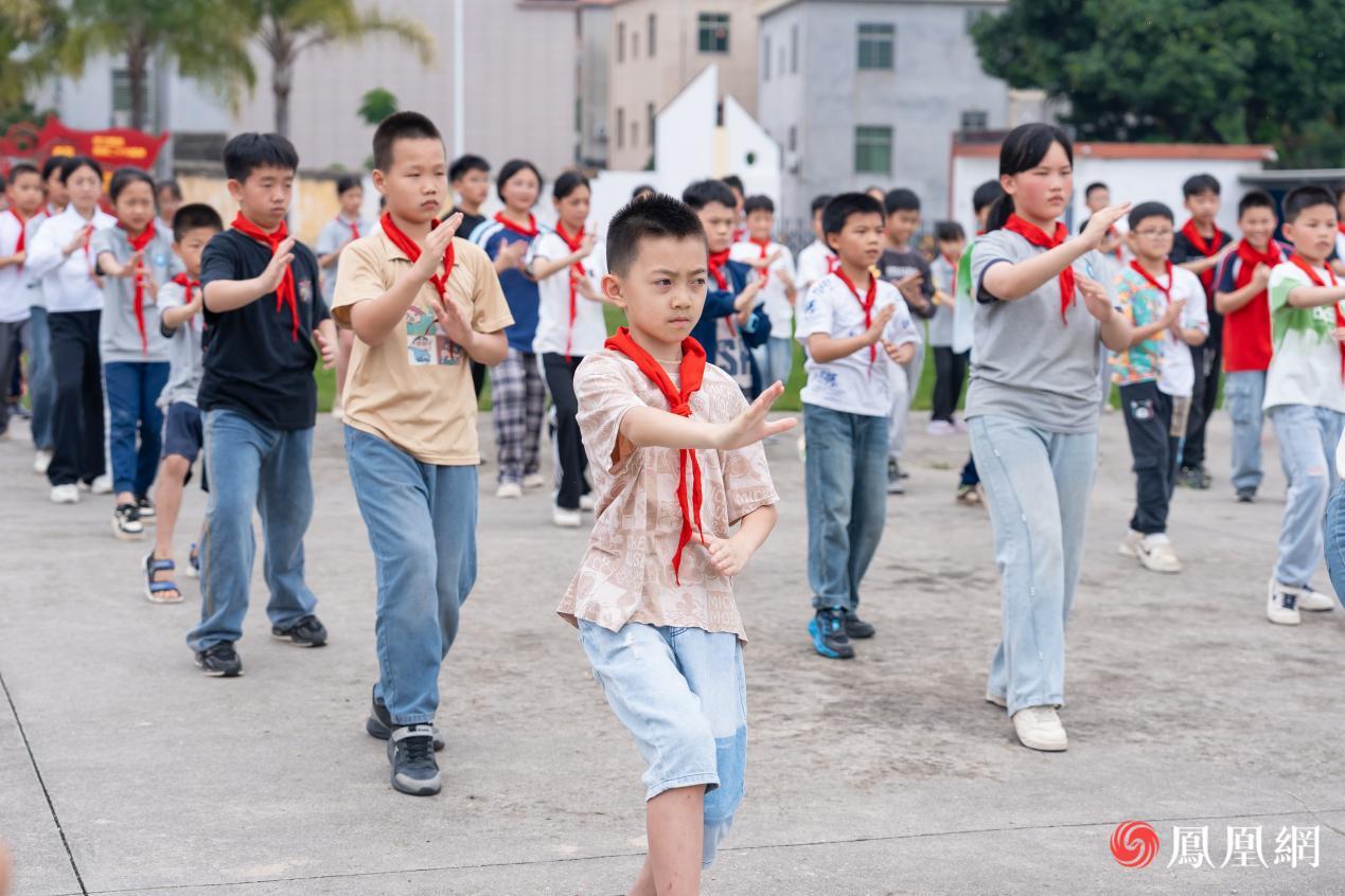 同学们跟随老师的动作凝神摹习,一招一式传承师韵