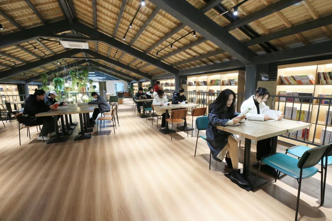 游客中心二楼还设置了阅览室