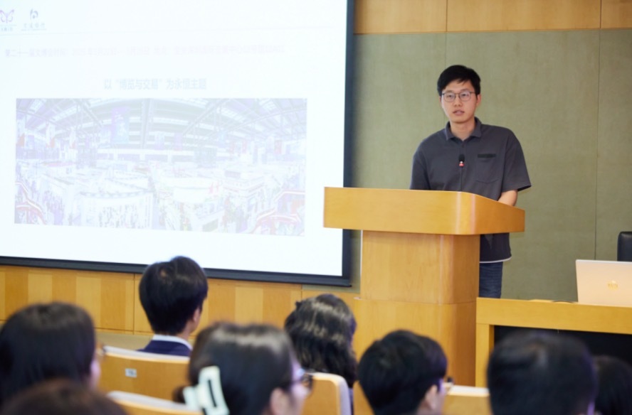 交通银行深圳分行志愿者以青春之力服务第二届“美丽工坊”残疾女性文创作品展