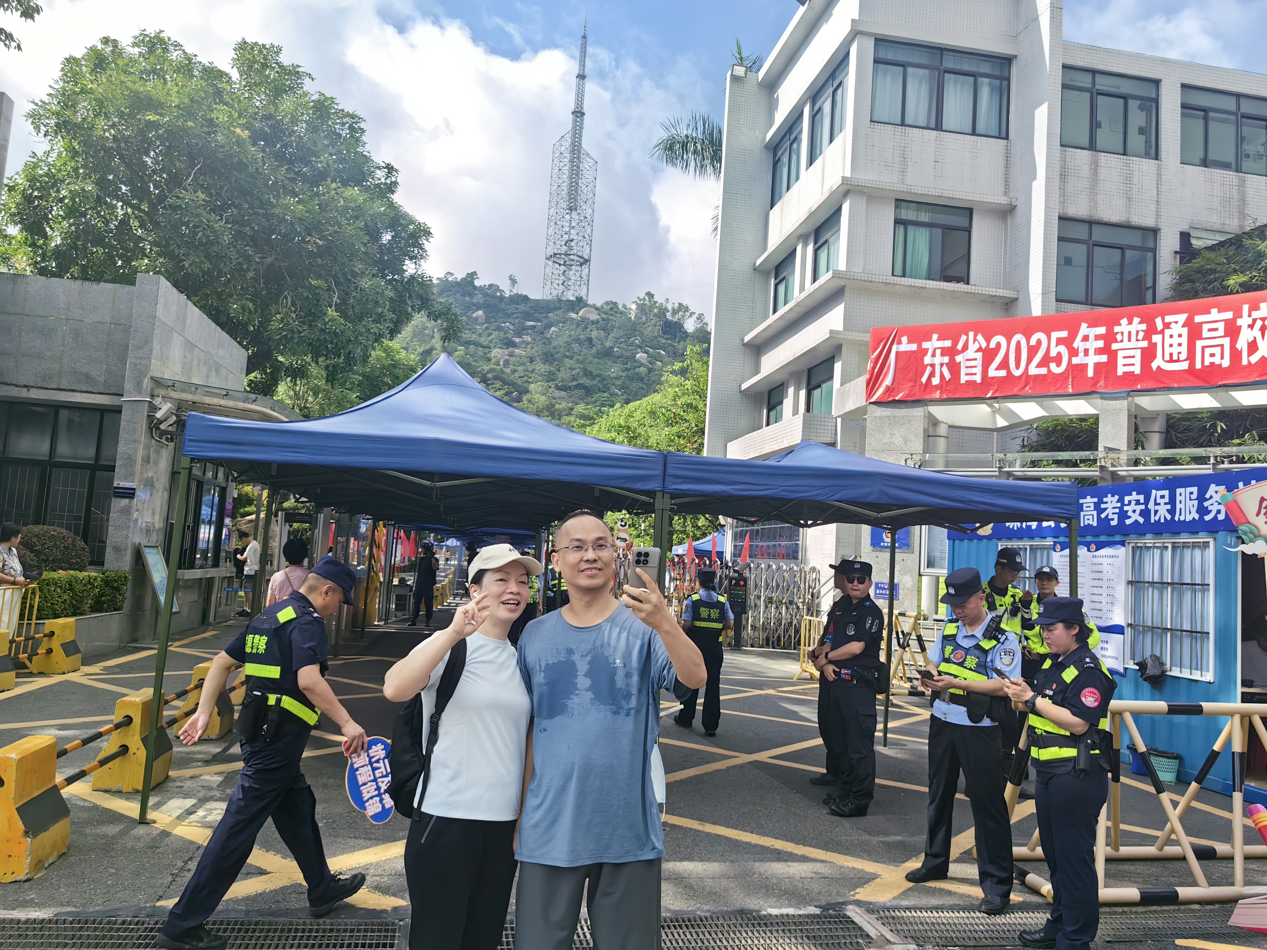 “孩子进考场啦!我们来比个耶,留个纪念!”