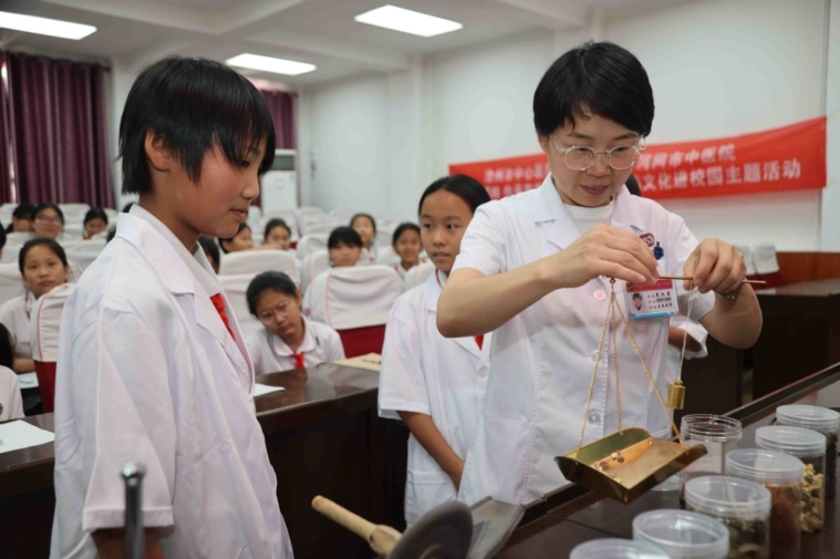 弘扬国粹，传承有我（3）｜沧州河间：近距离“全方位”体验，这堂中医药文化宣讲课带给孩子们的收获“沉甸甸”