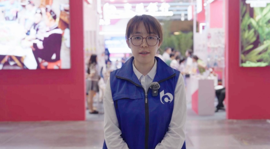 交通银行深圳分行志愿者以青春之力服务第二届“美丽工坊”残疾女性文创作品展