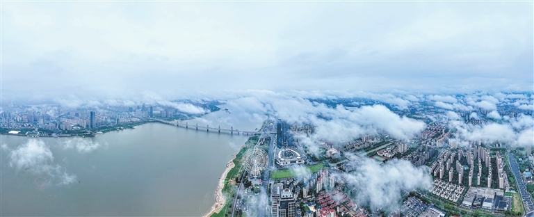 雨后洪城 云蒸雾绕（图）