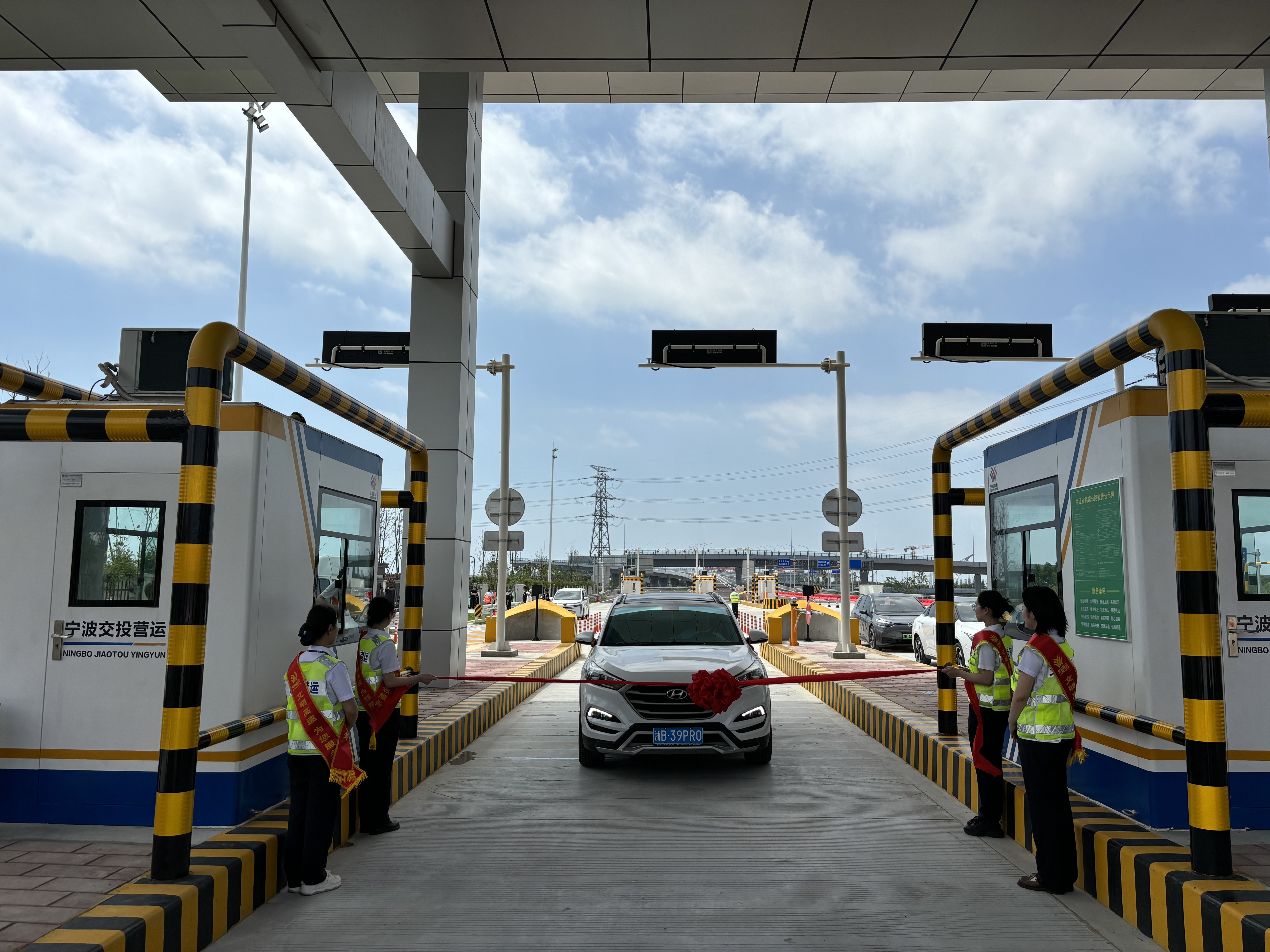 宁波舟山港六横公路大桥一期正式通车 周佳贝 摄