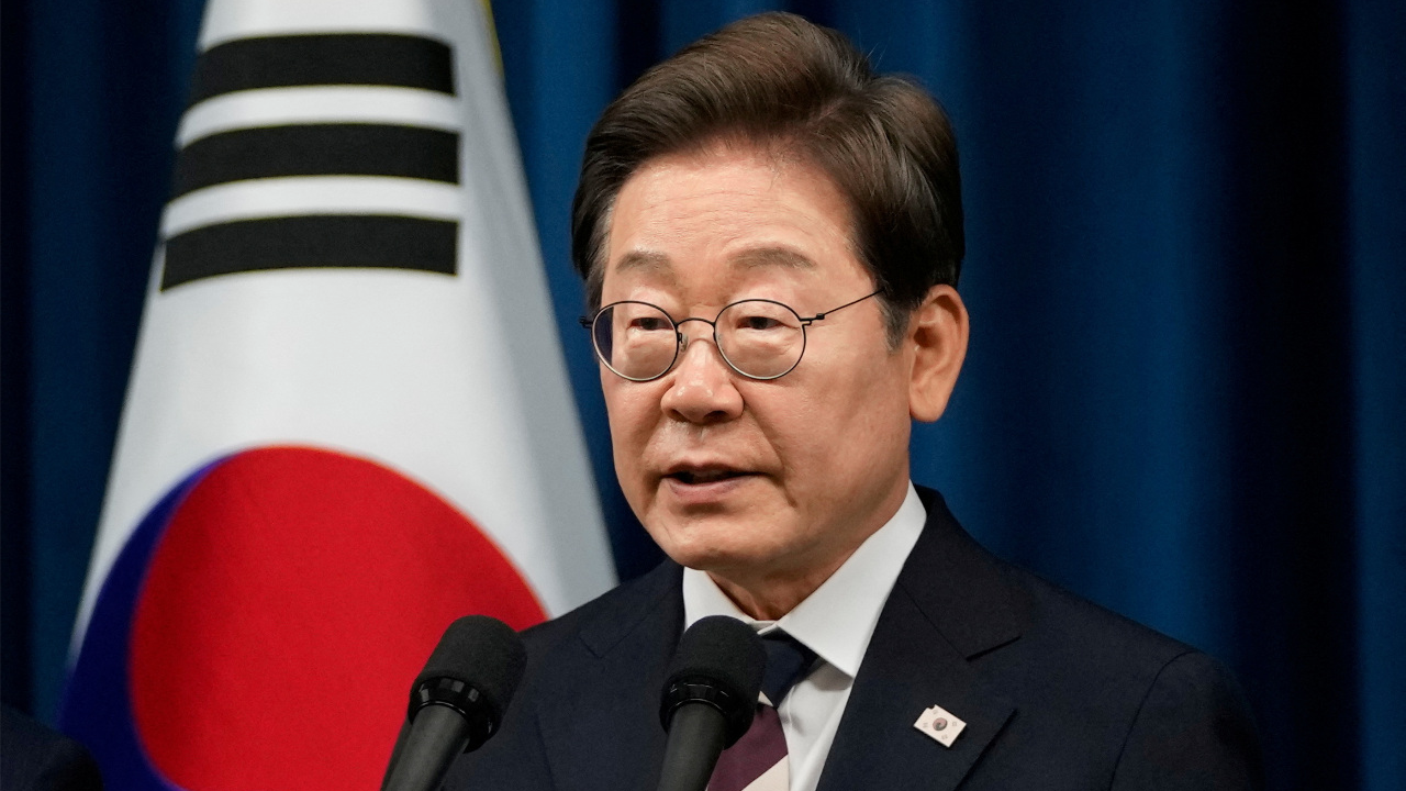 李在明首次内阁会议 集合新旧政府成员