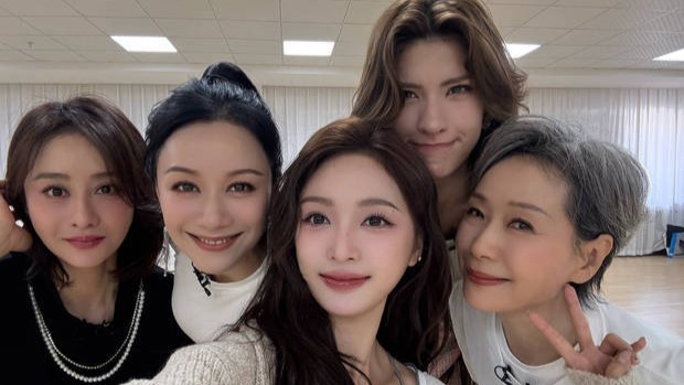 吴宣仪晒与叶童陈德容倪虹洁卡琳娜练习室合照，同框超有爱！封面图