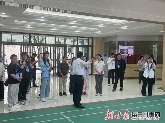 (中国农业科学院兰州兽医研究所所长、党委副书记郑海学向采访团介绍中国农业科学院兰州兽医研究所概况)