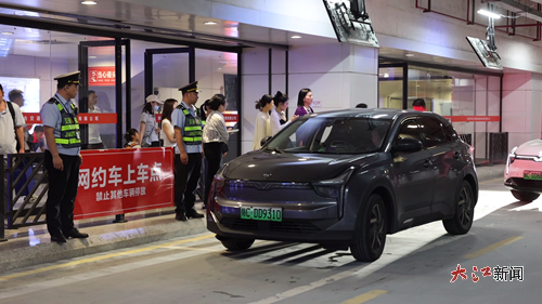 在宜春站网约车乘车区，旅客正有序上车/罗倩 摄