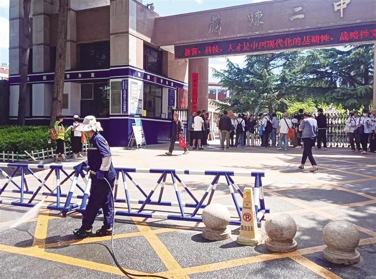 人工冲洗考点前地面　记者　滕效宏　摄