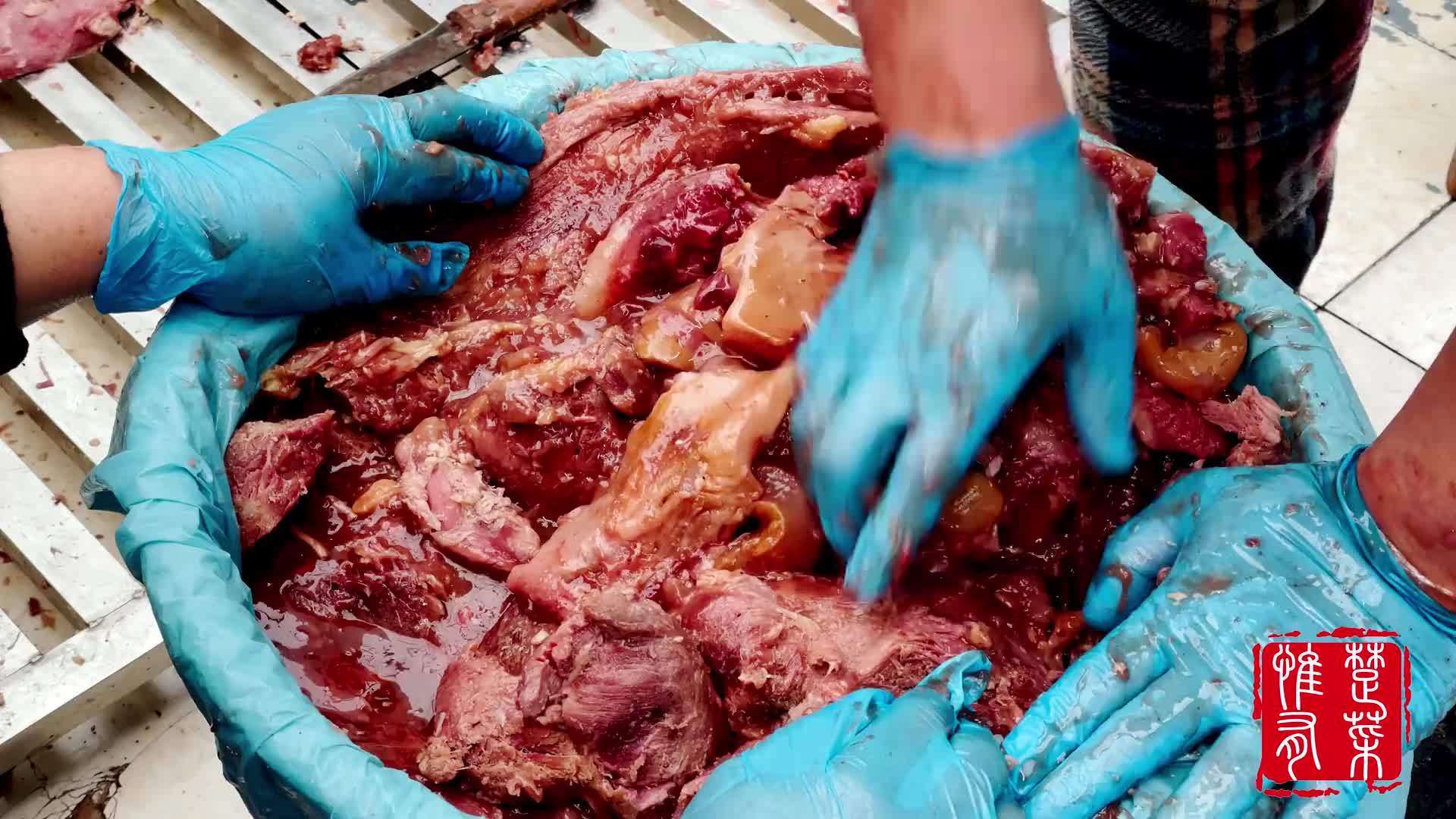 河南大哥卖小车牛肉，500斤肉500斤筋压成4个剁，一个卖5000，牛