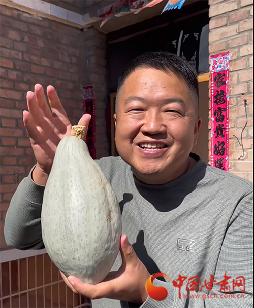 马述斐正在通过短视频介绍家乡特色农产品