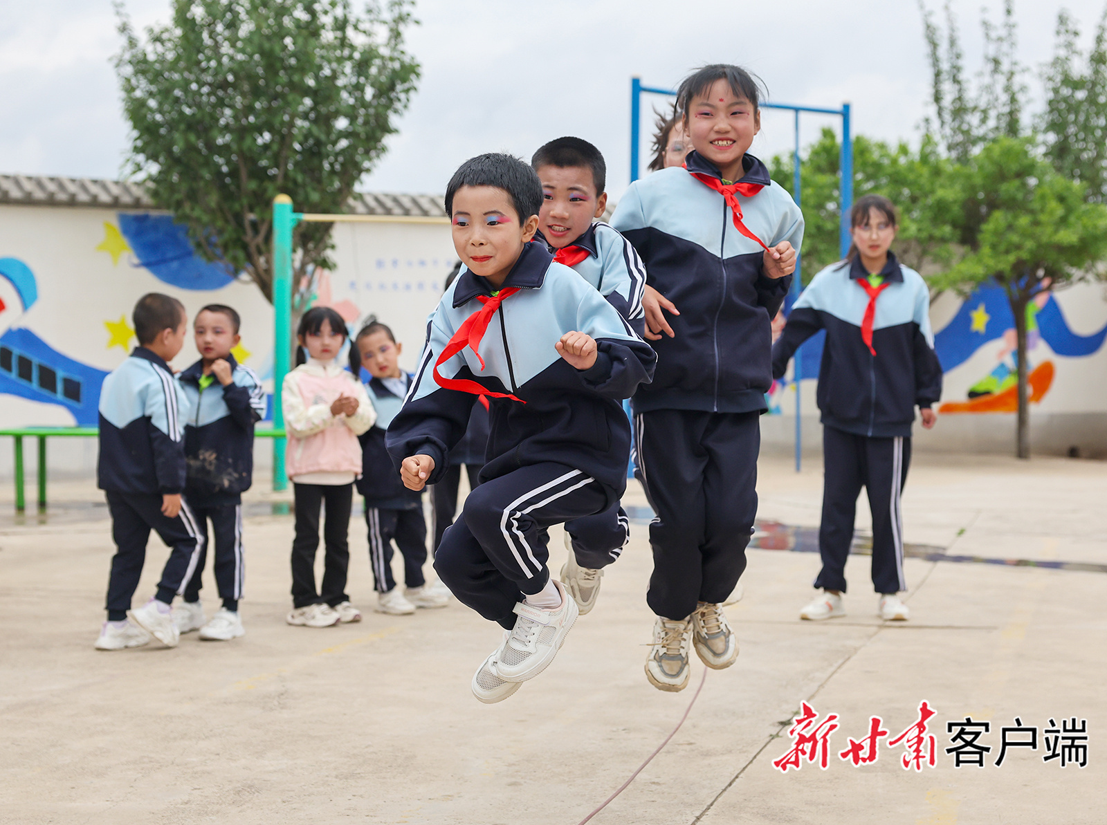 孩子们在课间开心玩耍