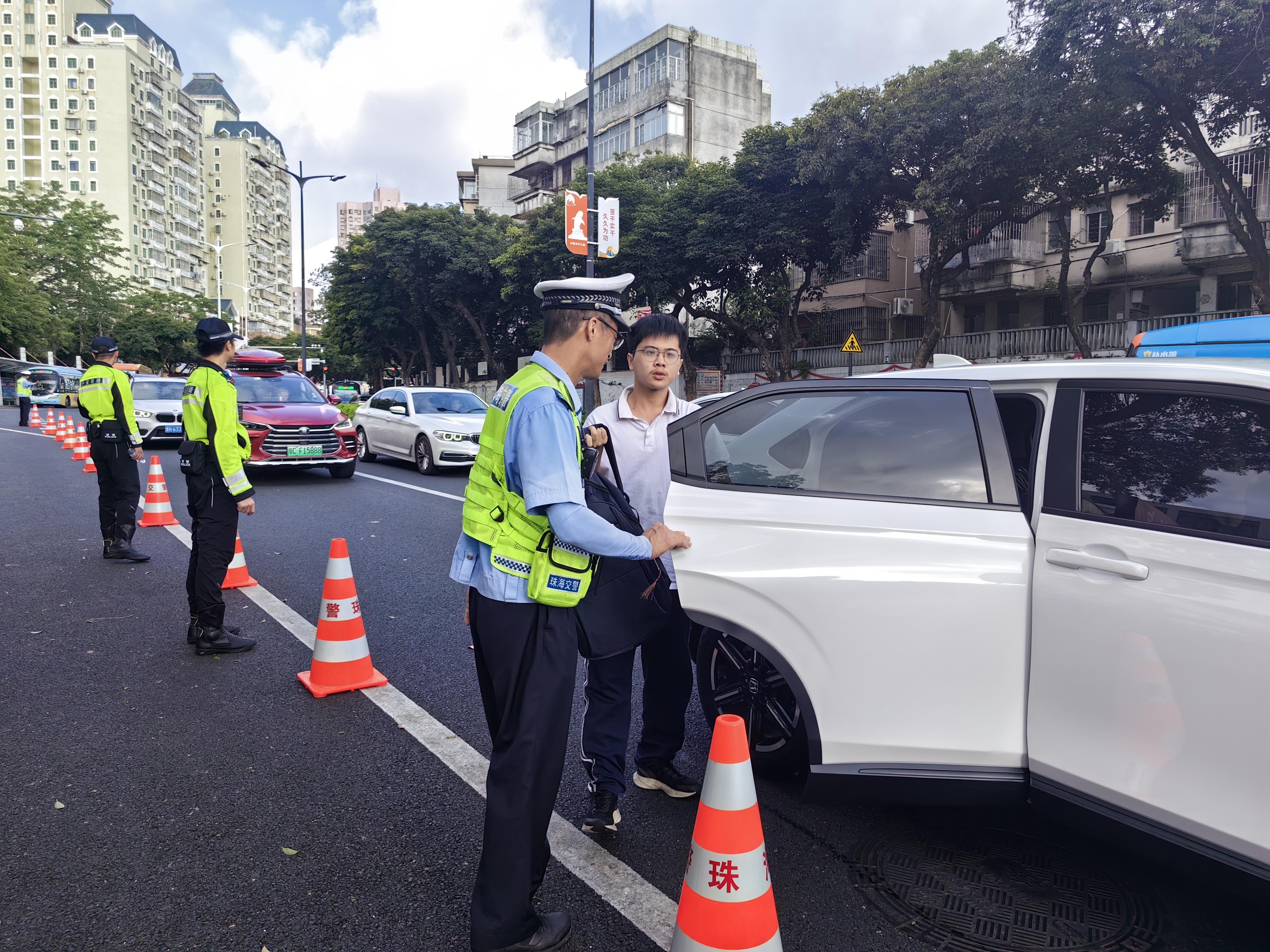 交警“保姆级”服务,为考生打开车门。