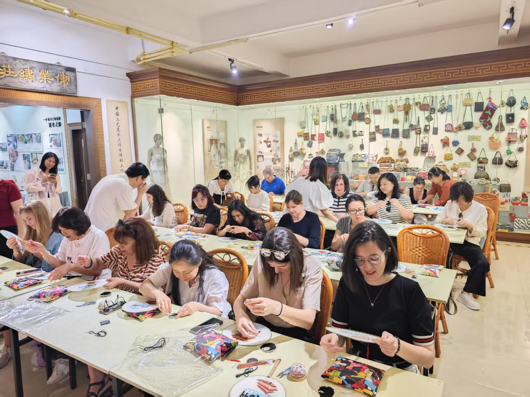 图：法国旅行商学习潮汕传统工艺