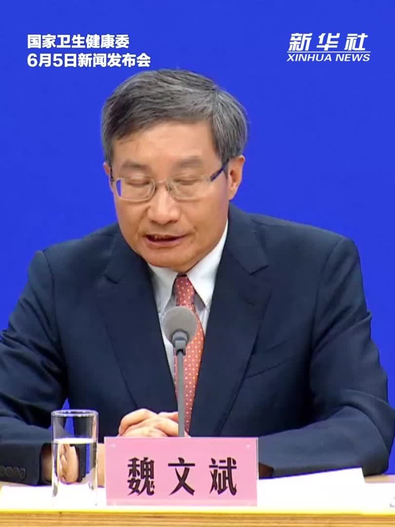 专家提醒：长期在黑暗环境下使用手机等电子产品对眼睛有害