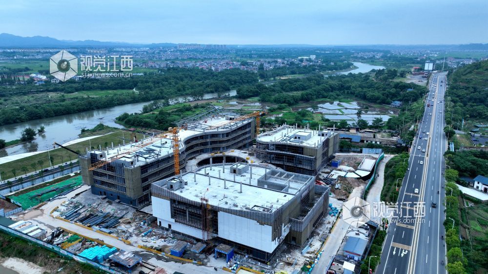 2025年6月5日,江西省遂川县文化产业中心项目施工进入竣工冲刺阶段,建筑工人正利用晴好天气抓紧幕墙等分项工程的建设。