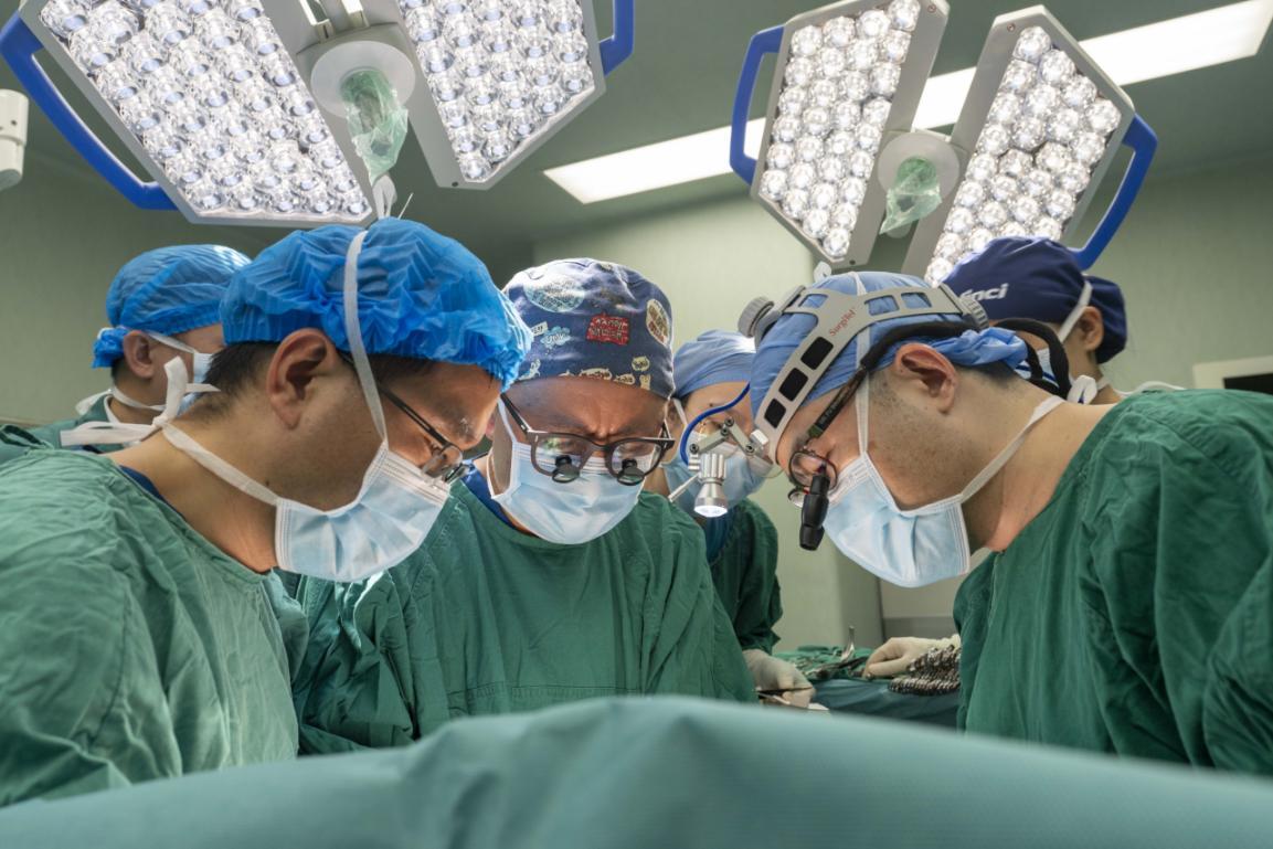 图为:医护人员进行手术。