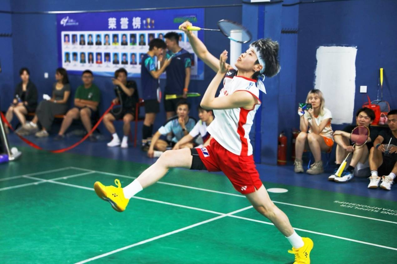 流行羽传奇挑战赛洛阳挥拍 点燃端午假期