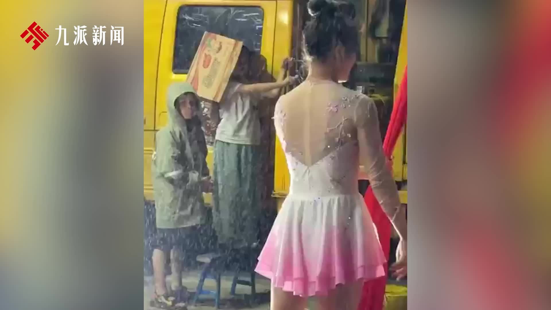 父母表演高空杂技6岁儿子雨中守护帮忙，爸爸：很信任他，懂事得有点让人心疼