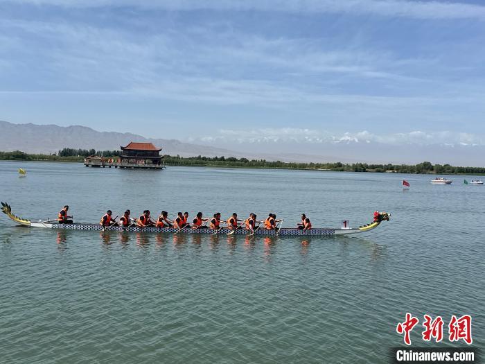 5月31日，2025年全国“我们的节日&middot;端午”主题文化活动在甘肃省张掖市高台县大湖湾崇文楼广场启幕。作为全国六个主会场之一的高台县，“龙舟竞渡庆端午”是该县连续传承近20年的一项传统文化盛会。图为龙舟参赛队在比赛中。（无人机图片）戴文昌　摄