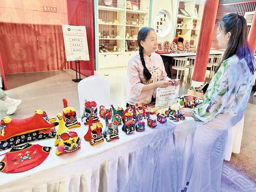 5月31日,游客在河北博物院非遗会客厅体验布老虎制作技艺。 河北省群艺馆供图