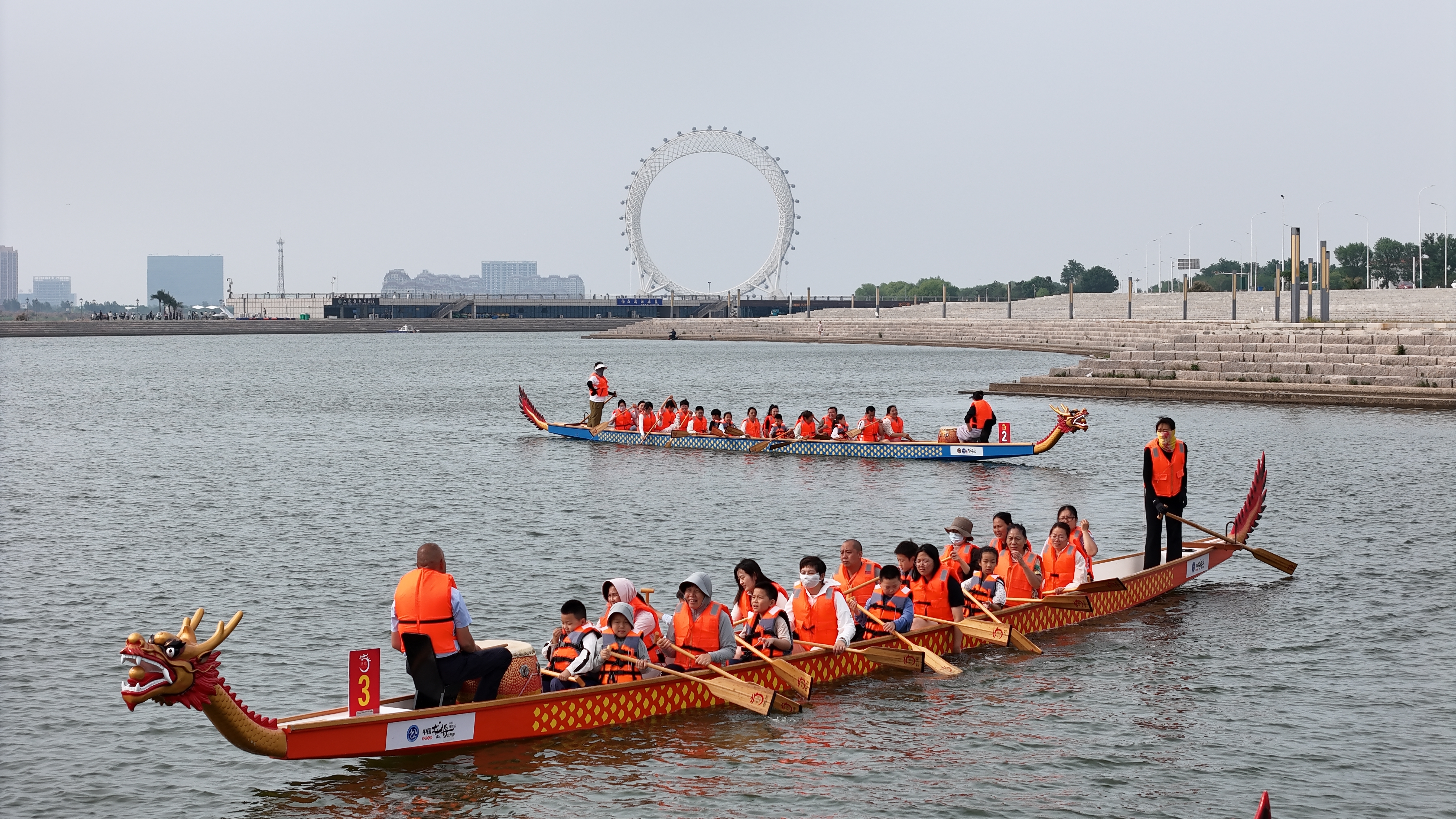 潍坊滨海：端午假期赶海戏水游人气高涨