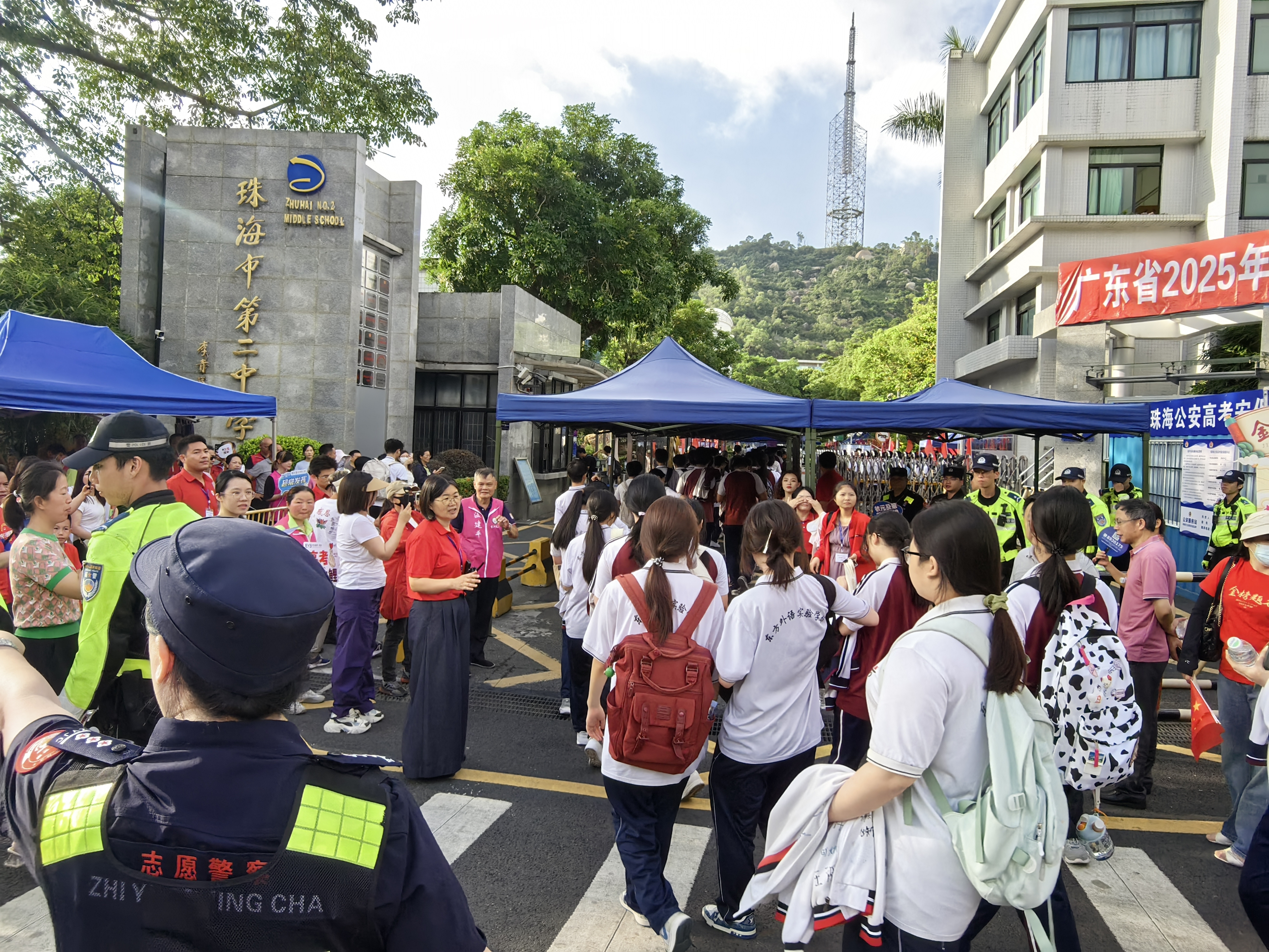 考生淡定赴考:试卷而已,又不是没做过。