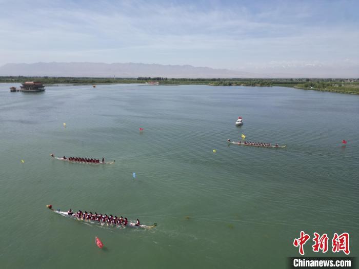 5月31日，2025年全国“我们的节日&middot;端午”主题文化活动在甘肃省张掖市高台县大湖湾崇文楼广场启幕。作为全国六个主会场之一的高台县，“龙舟竞渡庆端午”是该县连续传承近20年的一项传统文化盛会。图为龙舟参赛队在湖面上展开激烈角逐。（无人机图片）戴文昌　摄