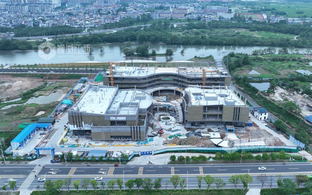 2025年6月5日,江西省遂川县文化产业中心项目施工进入竣工冲刺阶段,建筑工人正利用晴好天气抓紧幕墙等分项工程的建设。