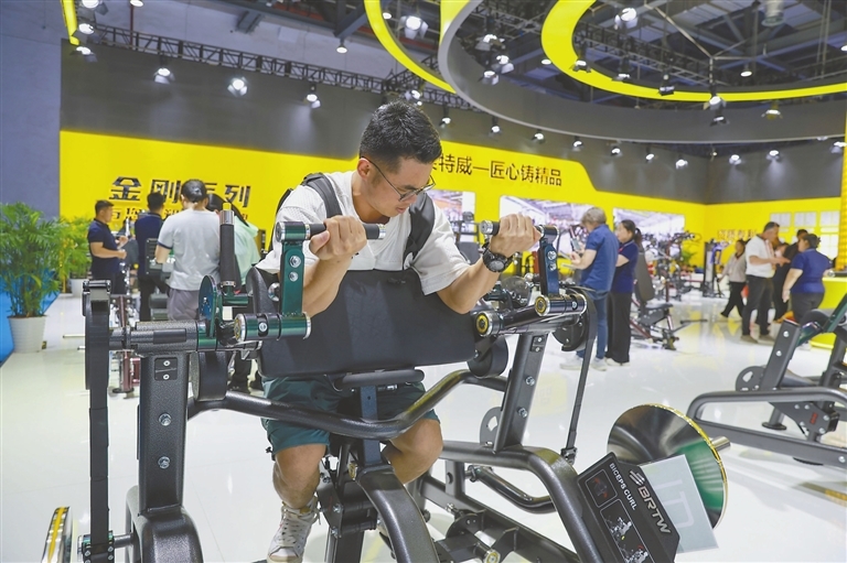 体博会上,市民在体验健身设备。 本报全媒体记者 李 征摄