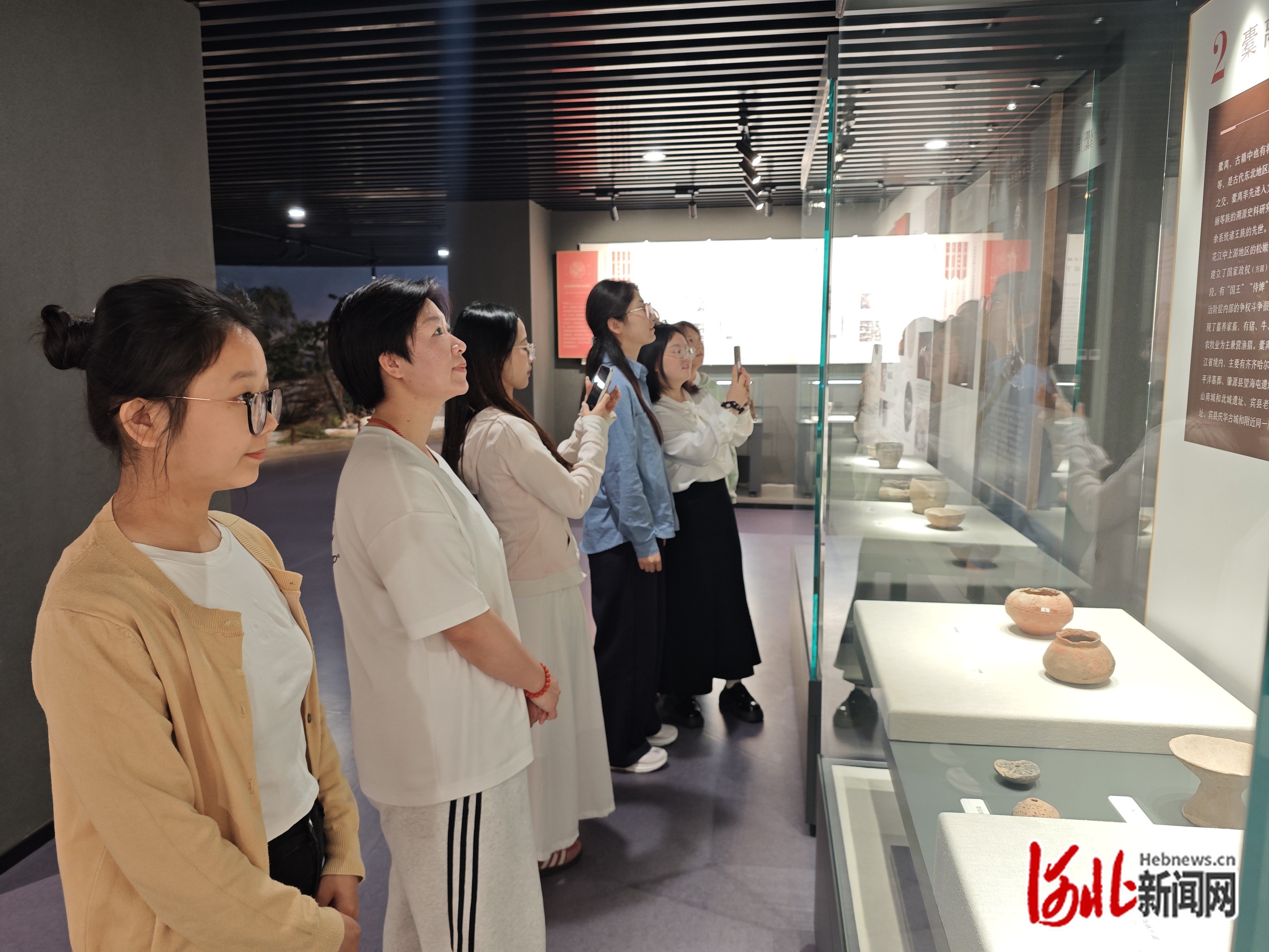 5月12日，学生们在燕山大学东北亚古丝路文明博物馆参观。 河北日报记者 史晓多摄