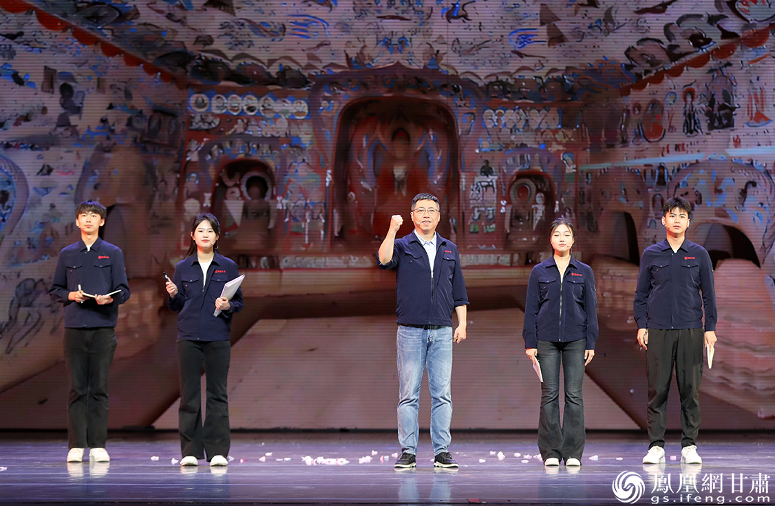 敦煌文物工作者接力传承，潜心为国护宝。甘任　摄