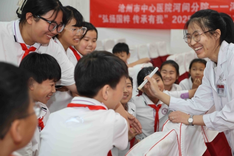 弘扬国粹，传承有我（3）｜沧州河间：近距离“全方位”体验，这堂中医药文化宣讲课带给孩子们的收获“沉甸甸”