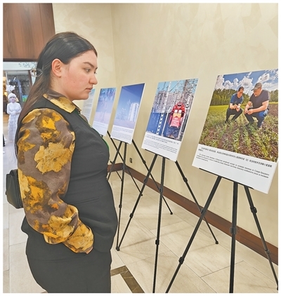 在2025中国—中亚媒体合作论坛上，外方嘉宾正在认真观看中国—中亚合作图片。本报记者  李应齐摄