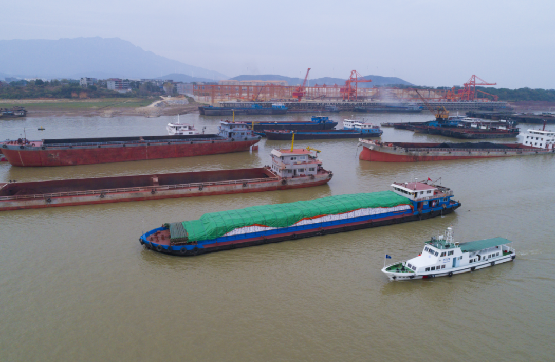 庐山市东毅码头水域船舶有序等待装载货物