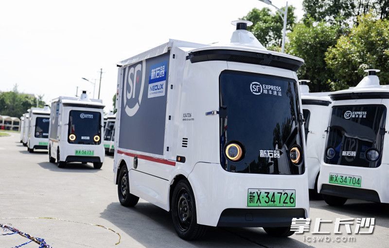 “小萌车”车长不足3米，车高约1.6米，车身四周装有高清摄像头，车顶安装有激光雷达。均为长沙晚报通讯员 杨倩供图