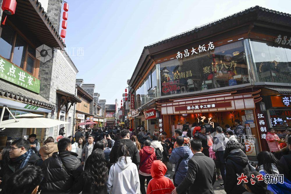 南昌萬壽宮歷史文化街區商圈人潮涌動（李劼 攝）