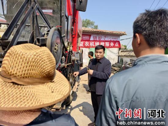 图为技术人员进行农机检修培训。 孙雨蝶 摄