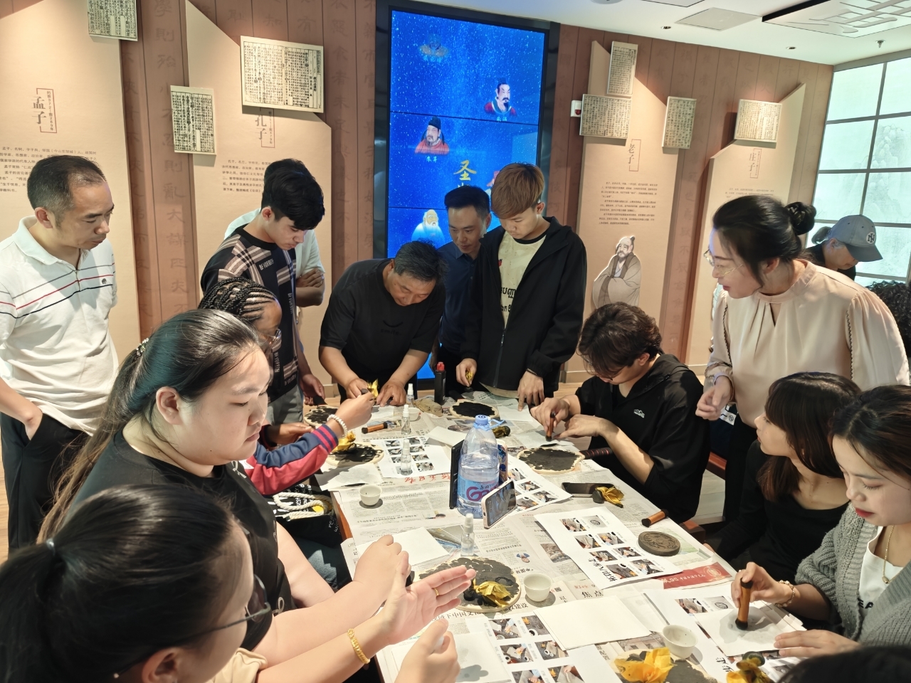 端午非遗进校园！建院30余名留学生体验中华文化魅力