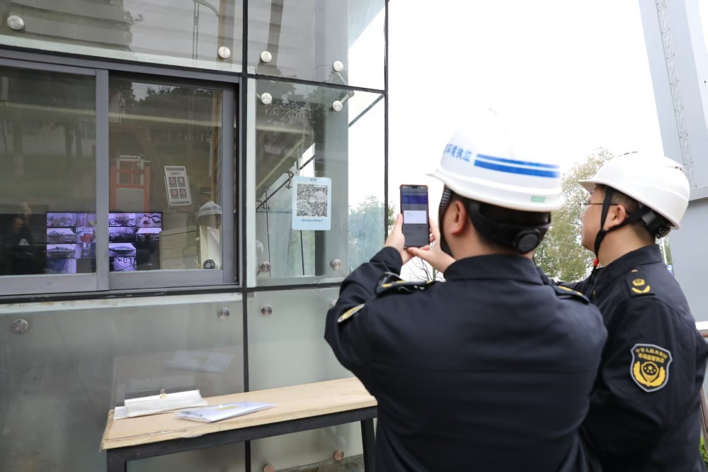 ▲长寿区联合执法队执法人员，通过扫描“渝企码”查看企业情况，这也标志着长寿区首个“扫码入企”智慧执法流程正式启动。长寿区融媒体中心肖娅、张艺摄