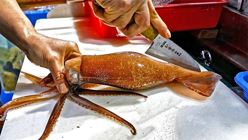 鲜活鱿鱼做成刺身，精湛刀工和细致手法锁鲜，使其鲜味最大发挥，香甜软糯